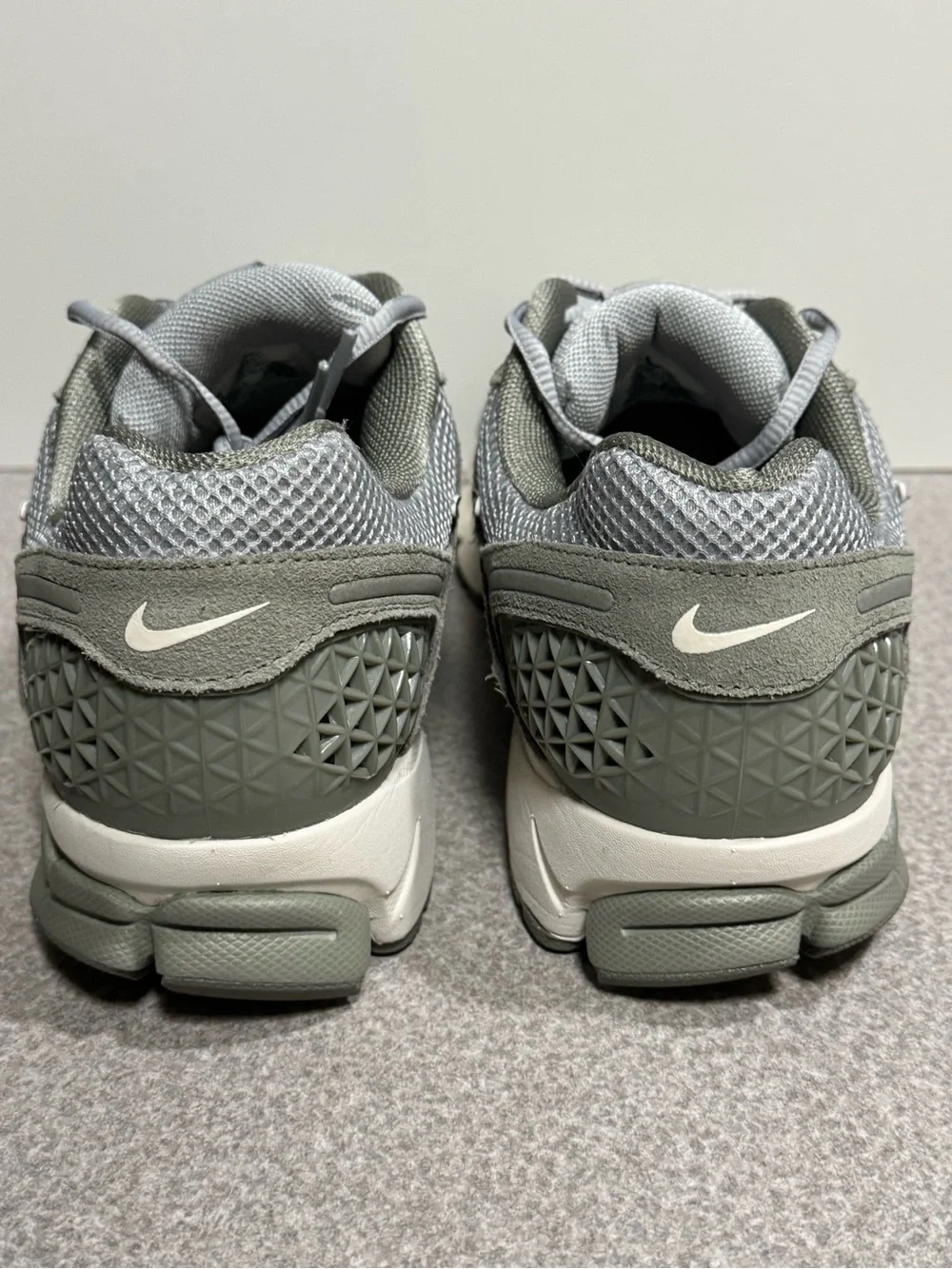 Nike Zoom Vomero 5 Dark Stucco Size 11 Men (NO BOX/VERY CLEAN) HF1553-002